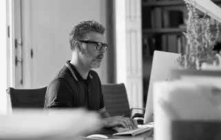 Man With%20beard On%20computer Png